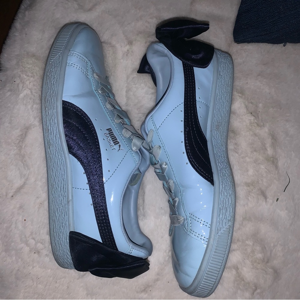 Baby blue puma sneakers with navy bow